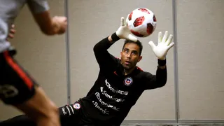 Claudio Bravo comandó los trabajos de la Roja este lunes en Los Angeles