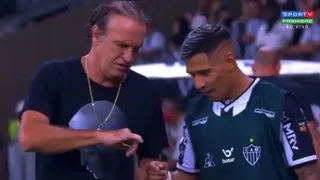 ¡Mucha emoción! DT de Mineiro se fracturó el dedo al celebrar gol de Eduardo Vargas