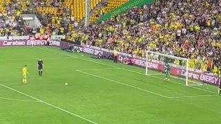 Marcelino Núñez marcó un penal en la definición que clasificó a Norwich en la Copa de la Liga