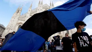 Hinchas de Inter repletaron la Piazza Duomo tras la consagración de su equipo en la Serie A