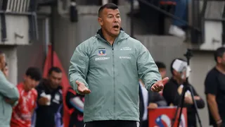 Renovó con Colo Colo a pedido de Jorge Almirón y ahora sufre con las lesiones