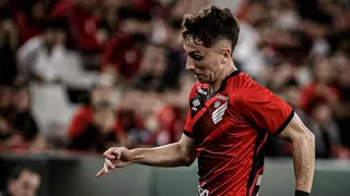 Arriagada fue titular en Atlético Paranaense y se perdió increíble gol ante Fortaleza