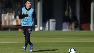 Alarma en la Roja: Gary Medel salió complicado de la última práctica