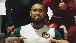 Arturo Vidal siguió atento el debut de Rodelindo Román en Tercera B