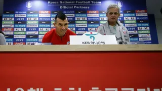 La conferencia de prensa de Reinaldo Rueda y Gary Medel en Suwon