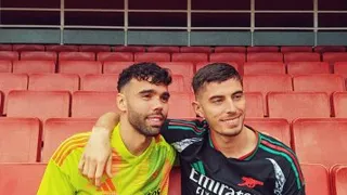 ¿Los cañoneros de La Cisterna? Arsenal presentó una camiseta con grandes similitudes a una de Palestino