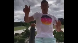 Robert Lewandowski destapó una champaña en el Bottle Cap Challenge y retó a Djokovic