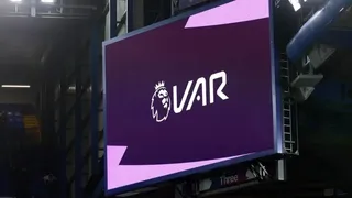 El VAR se mantendrá en la Premier League: Conoce las mejorías que tendrá