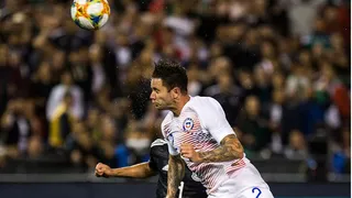 Eugenio Mena también cumplió con votar fuera de Chile