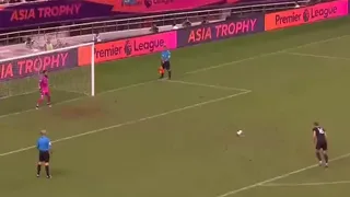 Claudio Bravo atajó un penal en la caída de Manchester City ante Wolves en Shanghai