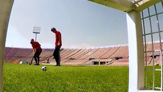 Camila Caram enfrentó a Joaquín Niemann en una divertida competencia en el Estadio Nacional