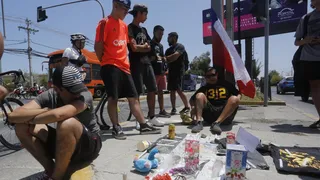 Barristas realizan una velatón para hincha de Colo Colo atropellado por Carabineros