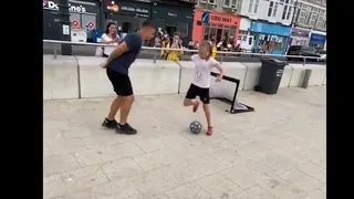 ¡No se lo esperaba! Joven fue humillado ante sus amigos por una niña con un vistoso “túnel”