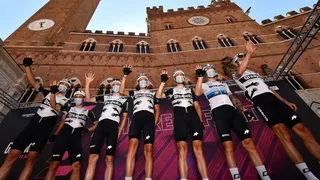 Egan Bernal se mantuvo como líder de la caravana multicolor en el Giro