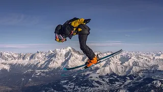 Francés Fred Fugen combinó varias disciplinas extremas al saltar desde un globo aerostático