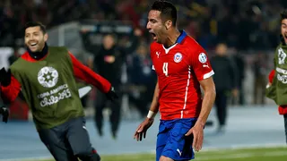 El recuerdo del gol de Mauricio Isla a Uruguay en su cumpleaños 34