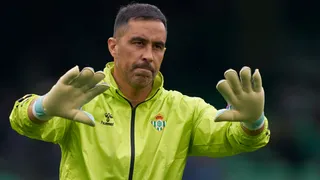 Claudio Bravo presentó problemas físicos y desató las alarmas en Betis y La Roja