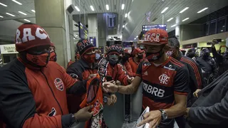 Mauricio Isla llegó a Brasil y fue recibido como estrella por los hinchas de Flamengo