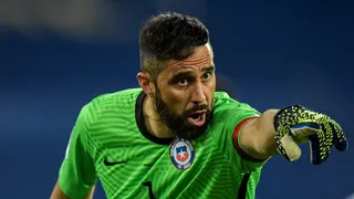 Claudio Bravo: “Veremos si me da para volver al fútbol chileno”