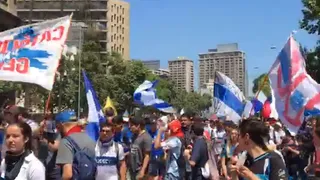 Hinchas de la UC llegaron a marcha por la Alameda para sumarse a manifestaciones