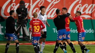 Revive la victoria de U. Española sobre Colo Colo para alcanzarlo en le primer lugar del torneo
