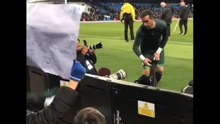 Claudio Bravo regaló camiseta a pequeño hincha de Manchester City que quedó lleno de júbilo