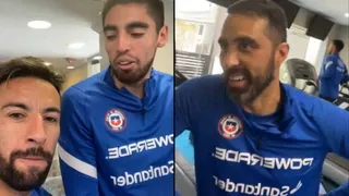 Mauricio Isla y Claudio Bravo bromearon con “Ronaldinho” Castellón