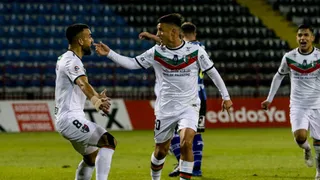 Palestino sufrió con un hombre menos y cerró la primera rueda con caída ante Huachipato