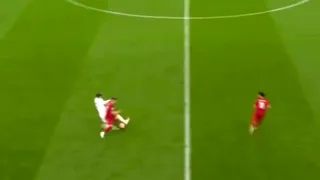 La espeluznante lesión que sufrió Harvey Elliot en el partido entre Liverpool y Leeds United