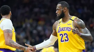 LeBron James logró un triple-doble en la primera victoria de Los Lakers tras la tragedia de Bryant