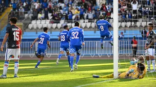 Junior Fernandes saltó mejor que todos y anotó de cabeza el primero de la U contra Antofagasta