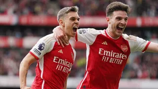 Arsenal ganó con polémica y dejó tarea a sus escoltas en la Premier League
