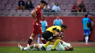 A años luz de la Premier: La preocupante estadística de tiempo muerto que avergüenza al fútbol chileno