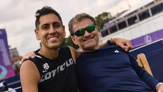 Horacio Matta, el nuevo entrenador de Alejandro Tabilo, que hasta insulta a sus jugadores de ser necesario