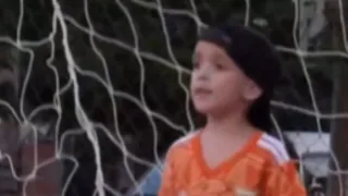 Un “Minidibu”: Pequeño arquero se viralizó por imitar a Emiliano Martínez