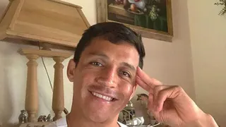 ¿Por qué tan feliz Alexis? Sánchez posó sonriente y tomando mate en su tiempo libre en Italia