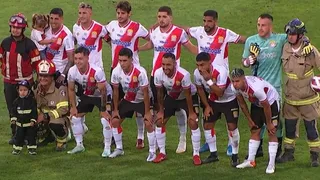ANFP homenajeó a Bomberos en la previa del duelo entre Curicó y Copiapó