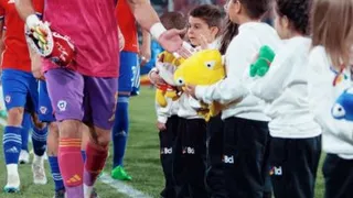 Claudio Bravo destacó la unión de la Roja tras la victoria sobre Paraguay