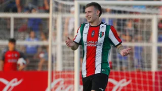 Jorge Martínez se quedó con la camiseta de Bruno Barticciotto en subasta solidaria de Al Aire Libre y Hogar de Cristo