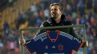 Felipe Seymour fue homenajeado por U. de Chile tras anuncio de su retiro