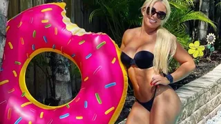 La luchadora Mandy Rose cautivó a sus seguidores con nuevas imágenes en bikini