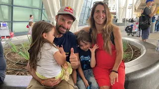 “Chaleco” López llegó a Chile tras el Dakar y fue a la clínica para recibir a su tercer hijo
