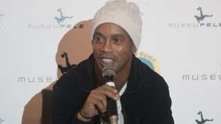 Ronaldinho desató una locura en Etiopía en gira del trofeo de la Champions League