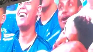 Viral: Hincha se durmió en pleno partido en Brasil y su imagen dio la vuelta al mundo