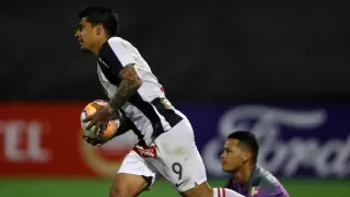 El podio de futbolistas chilenos que vistieron la camiseta de Alianza Lima