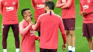 Un distraído Gerard Piqué se golpeó con el espejo retrovisor del bus de Barcelona