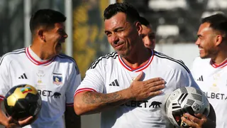 Esteban Paredes disfrutó entretenido partido entre amigos en el fin de su carrera