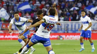 La UC doblegó en los minutos finales a un combativo Curicó que terminó con nueve jugadores