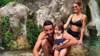 Mauricio Isla y Gala Caldirola disfrutan vacaciones en España