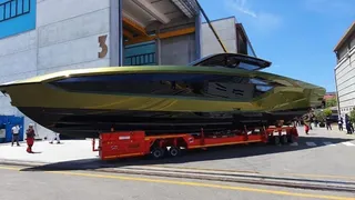 Conor McGregor exhibió su lujoso yate marca Lamborghini